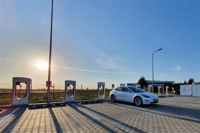 交通运输部：高速公路服务区充电桩覆盖率已达98.4%-萌图百科