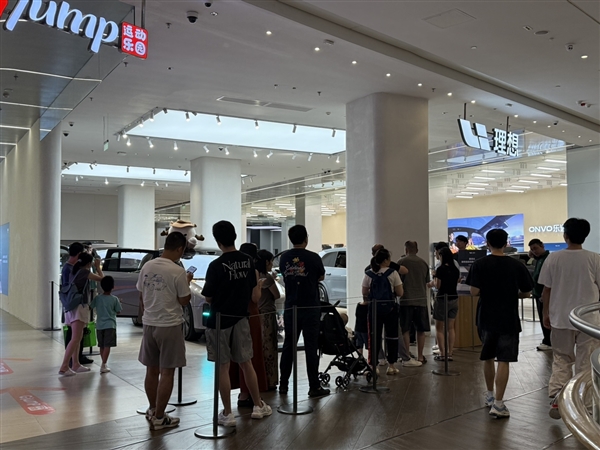 理想i8又要爆的节奏 线下门店看车的人多到要排队-萌图百科