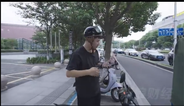 名下公司存款上亿！张雪峰自曝没有车也不会开车 都是骑电动车上下班-萌图百科