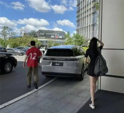 李想带妻子现身常州看苏超 李想穿12号球衣 其妻身材高挑-萌图百科