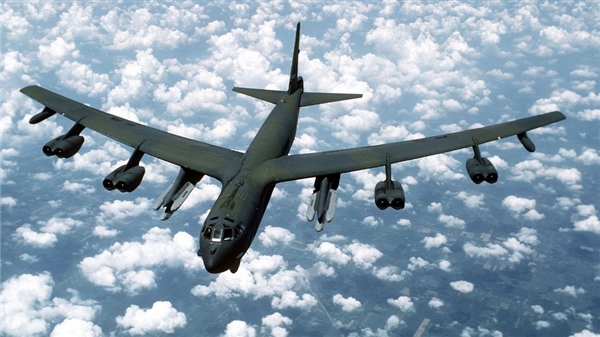 B-52突然出现！美国一客机差点撞上战略轰炸机