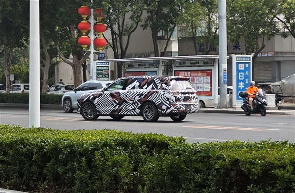 理想L9对手再+1！魏牌旗舰SUV谍照曝光：三排家用全尺寸