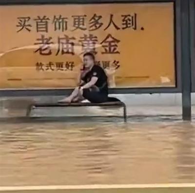 奥迪泡水车主淡定坐在公交站办公 网友：哪里都有马尔代夫-萌图百科