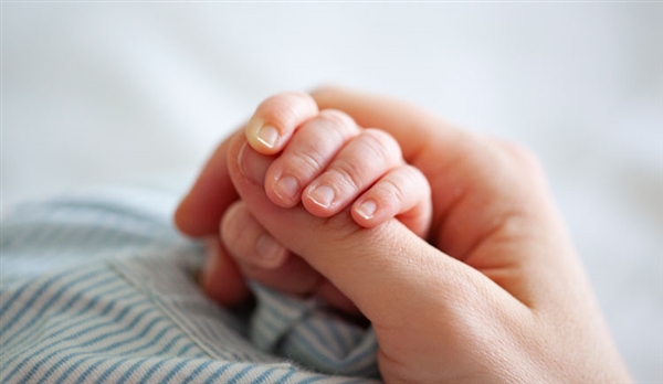 宝妈回应6个月宝宝双眼间距过宽：孩子丑萌丑萌的-萌图百科