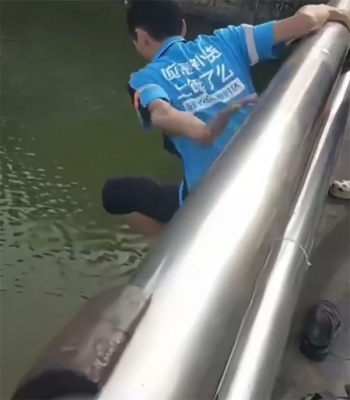 还有餐没送！50岁外卖小哥跳桥救人后默默离开 平台回应-萌图百科