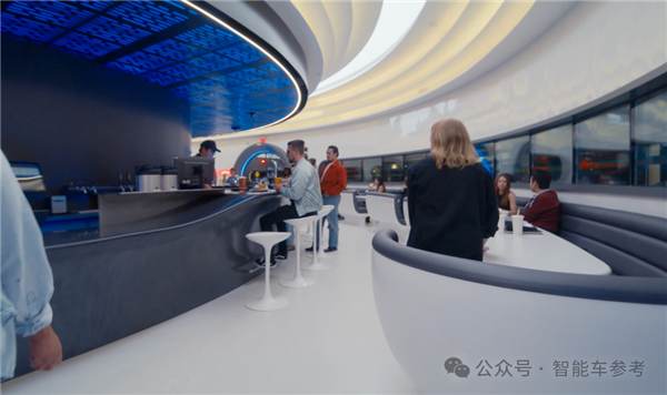 马斯克首家快餐店开业！擎天柱当服务员 生意火爆营收超麦当劳