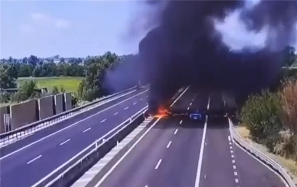 意大利一架飞机高速公路上坠毁起火：机上两人死亡后被烧焦