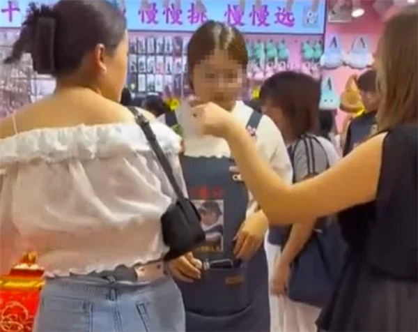 哈萨克斯坦女网红在中国骚扰路人：回国后被请“喝茶”