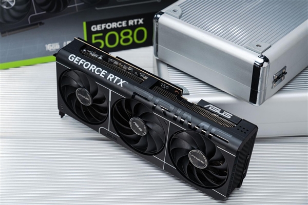 AIPC强实力 华硕RTX 50系显卡提供尖端性能！