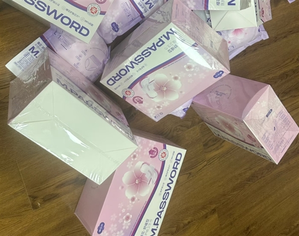 辛巴自创品牌卫生巾翻车 检出超高含量致癌物-萌图百科