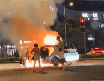 电动汽车当街起火：现场堪比放鞭炮 一家三口紧急逃离-萌图百科