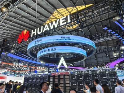【配现场组图】华为昇腾384超节点正式亮相 强势碾压英伟达、AMD一代-萌图百科