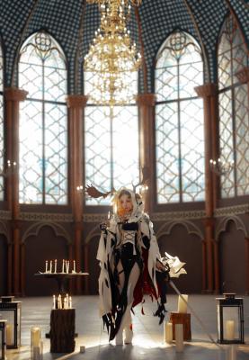 《明日方舟》薇薇安娜cosplay-萌图百科