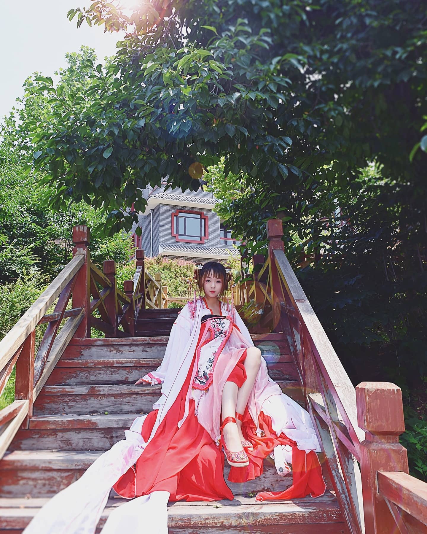 梅花拟人cosplay，粉墙低，梅花照眼，依然旧风味。露痕轻缀。疑净洗铅华，无限佳丽-萌图百科