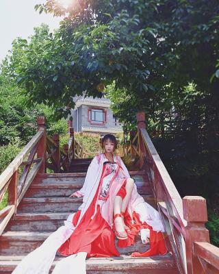 梅花拟人cosplay，粉墙低，梅花照眼，依然旧风味。露痕轻缀。疑净洗铅华，无限佳丽-萌图百科