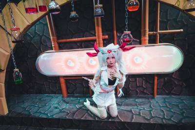 《碧蓝航线》吸血鬼护士装cosplay-萌图百科