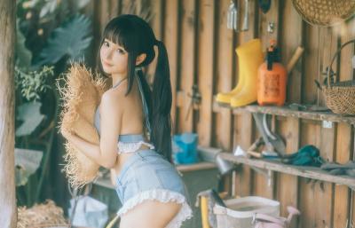《大巴车》少女写真-萌图百科