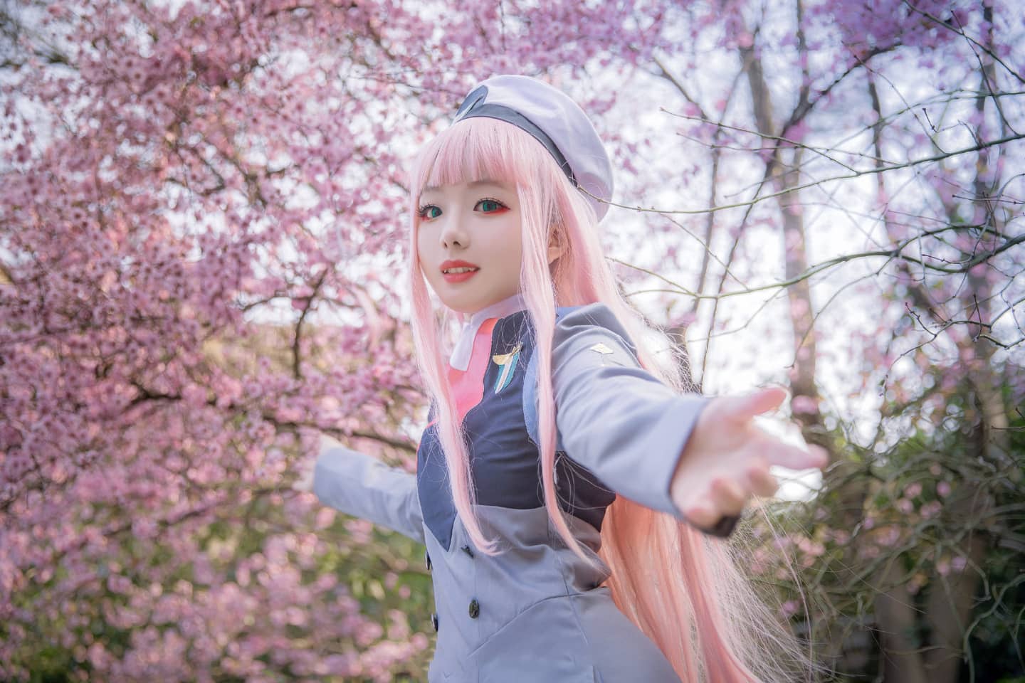 《DARLING in the FRANXX》02cosplay，樱花是像02头发一样漂亮颜色的花-萌图百科
