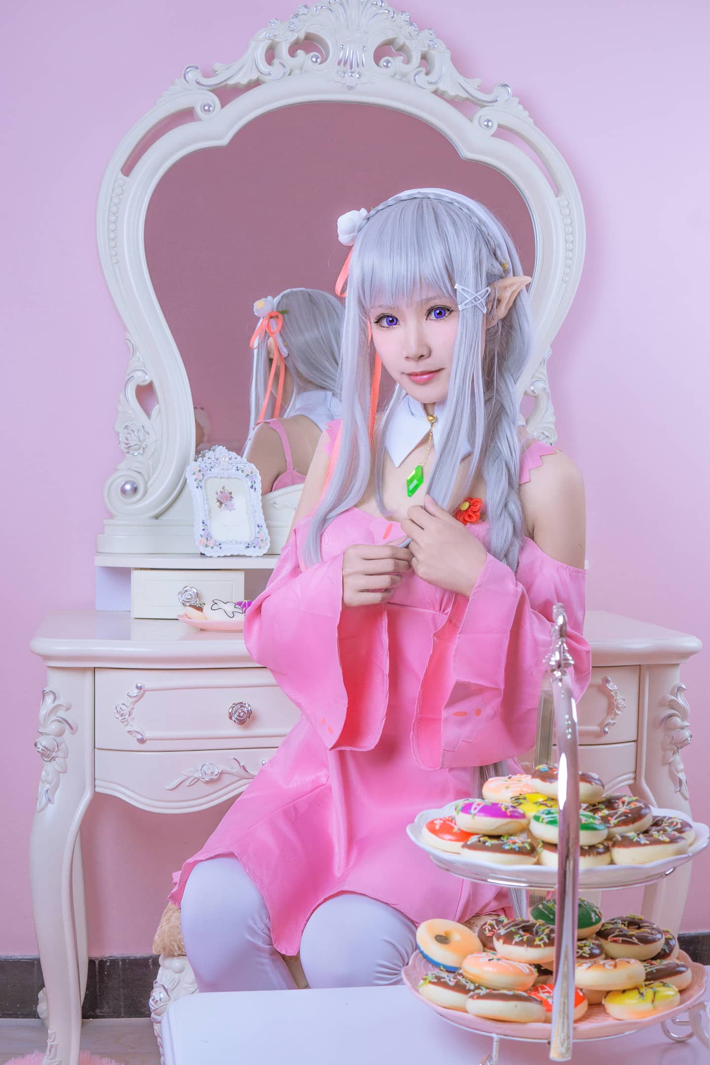 《从零开始的异世界生活》艾米莉亚粉色睡衣cosplay-萌图百科