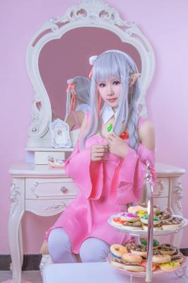 《从零开始的异世界生活》艾米莉亚粉色睡衣cosplay-萌图百科
