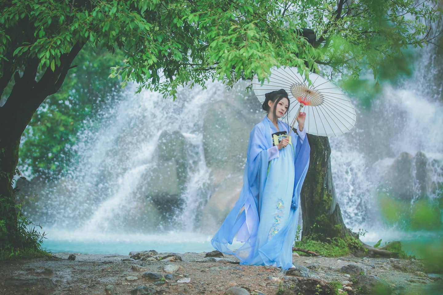 汉服私影 渺渺兮予怀，望美人兮天一方-萌图百科