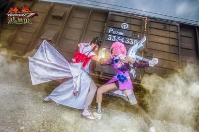 爽！母老虎VS机器萌妹 铁拳7战斗式Cosplay放出-萌图百科