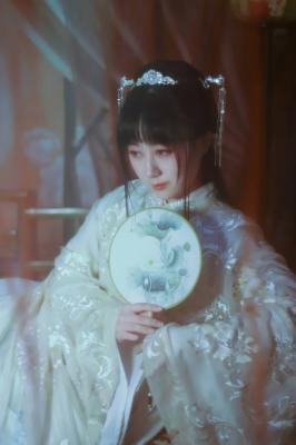 汉服 对镜贴花黄-萌图百科