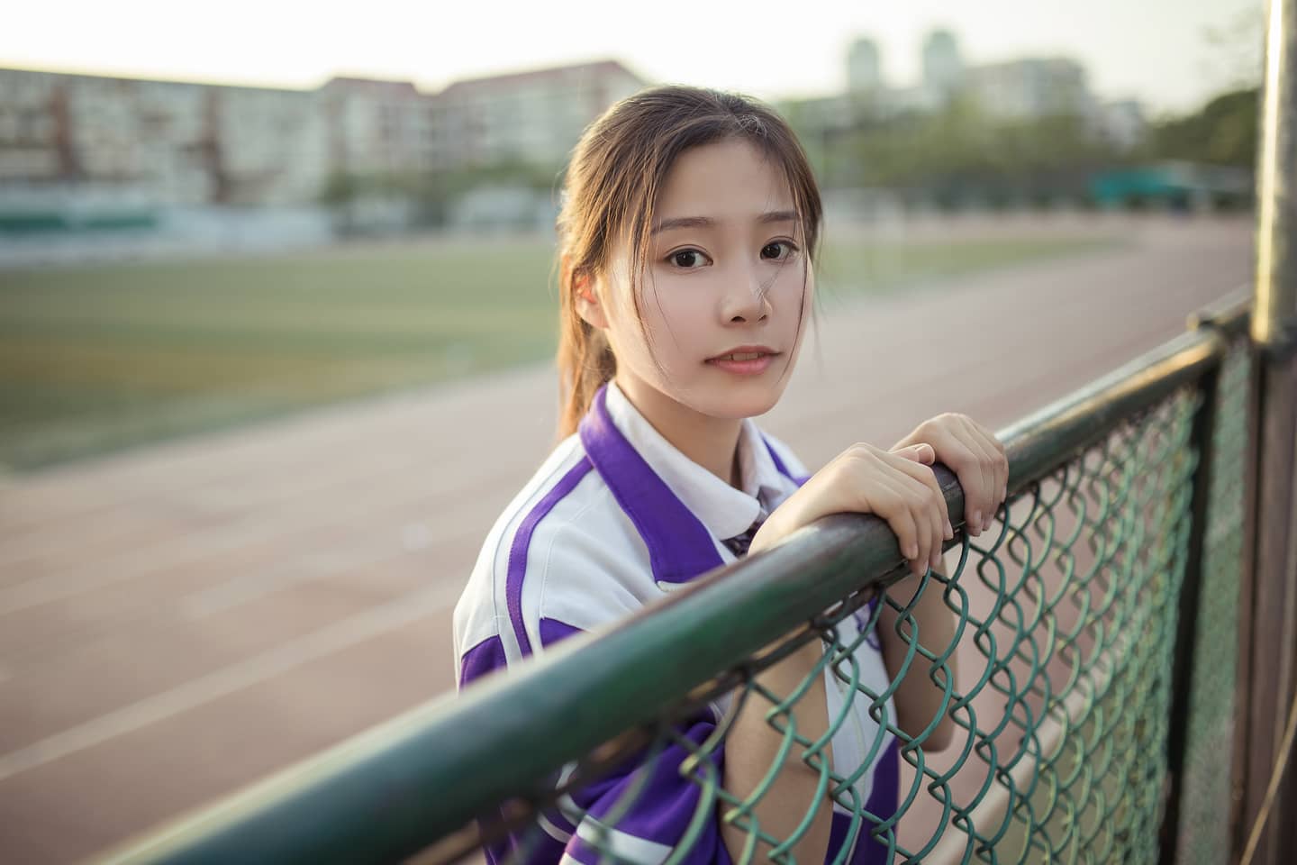 高中校园纪念留影–秋季校服室外-萌图百科