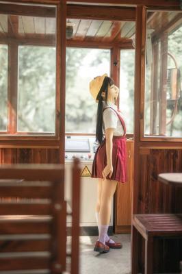 《红火车》少女写真-萌图百科