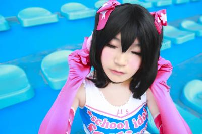 LoveLive矢泽妮可cosplay，雨后的体育场十分清新哦-萌图百科