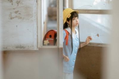 少女写真，可爱小黄帽-萌图百科