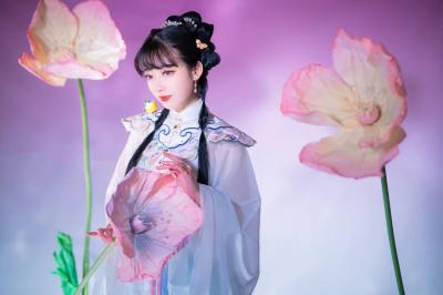 汉服私影，迷失在一场充满花香的梦里-萌图百科